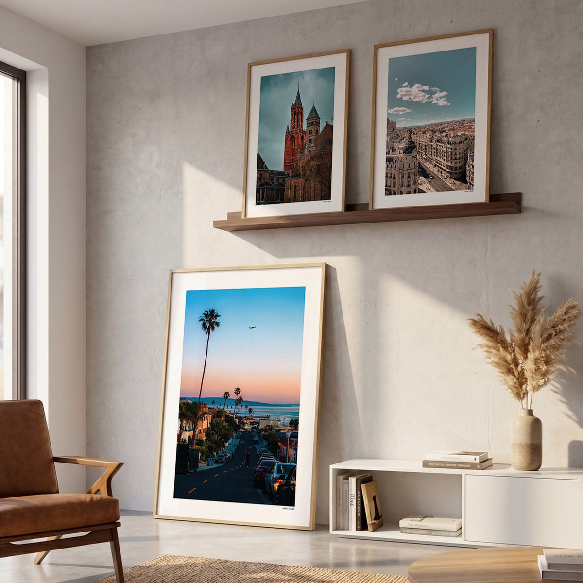 Drie fotoposters in woonkamer interieur - Kleur
