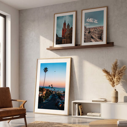 Drie fotoposters in woonkamer interieur - Kleur