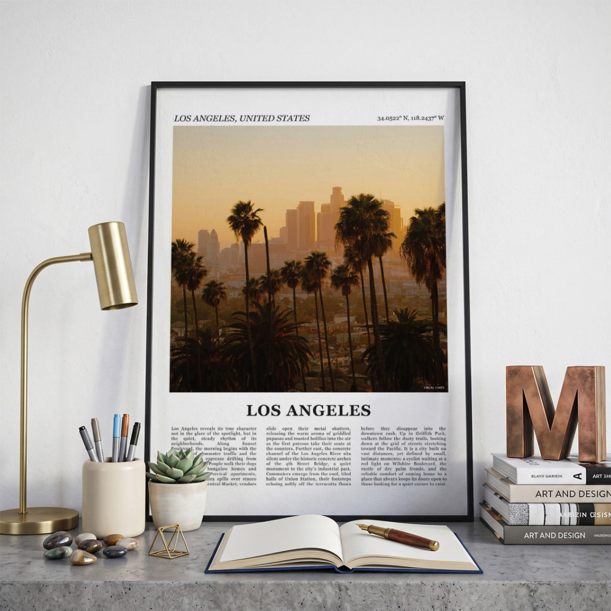 Ingelijste Los Angeles Fotoposter – Kleur op een bureau in zwarte fotolijst