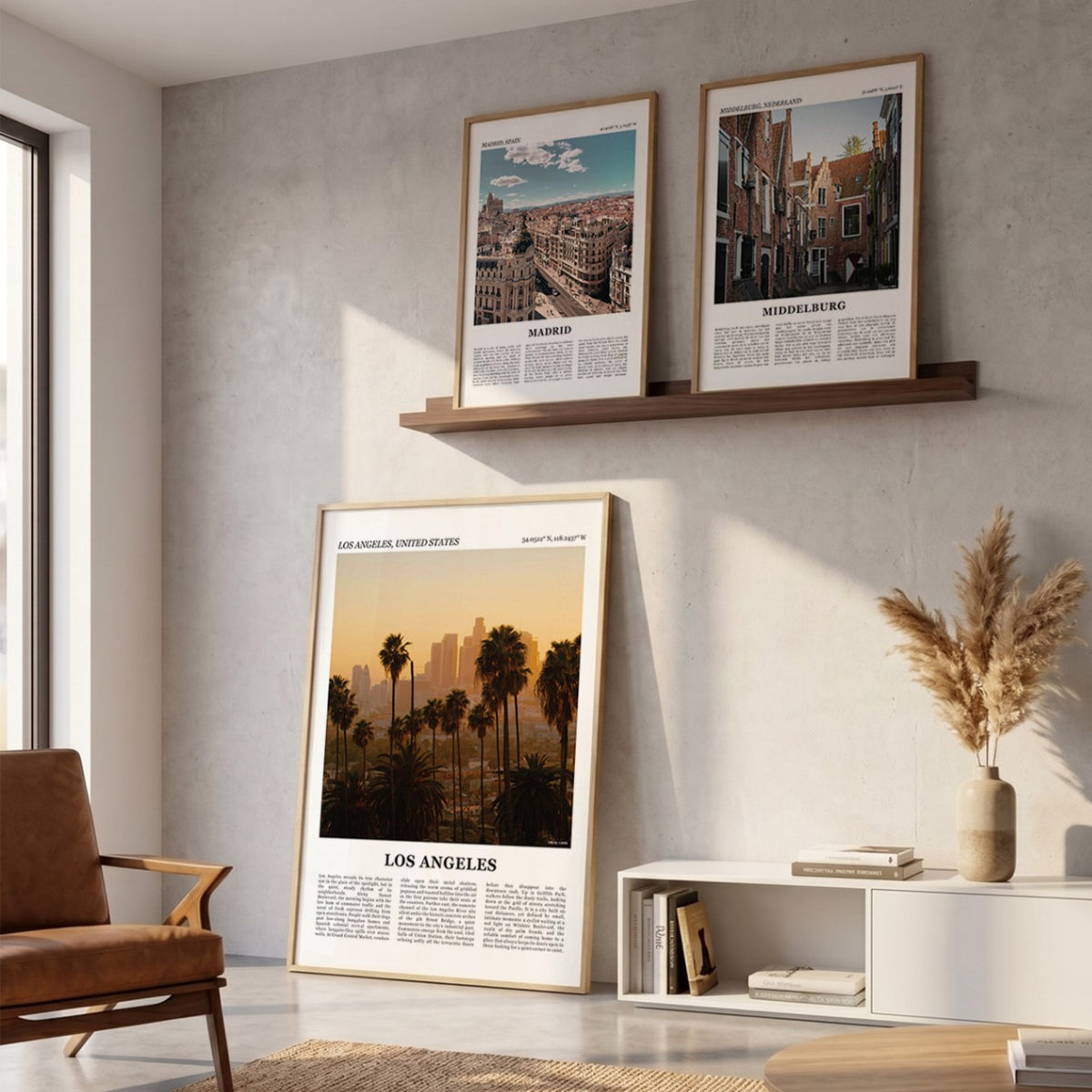 Drie ingelijste posters boven de bank in de woonkamer met Los Angeles Fotoposter – Kleur in het groot