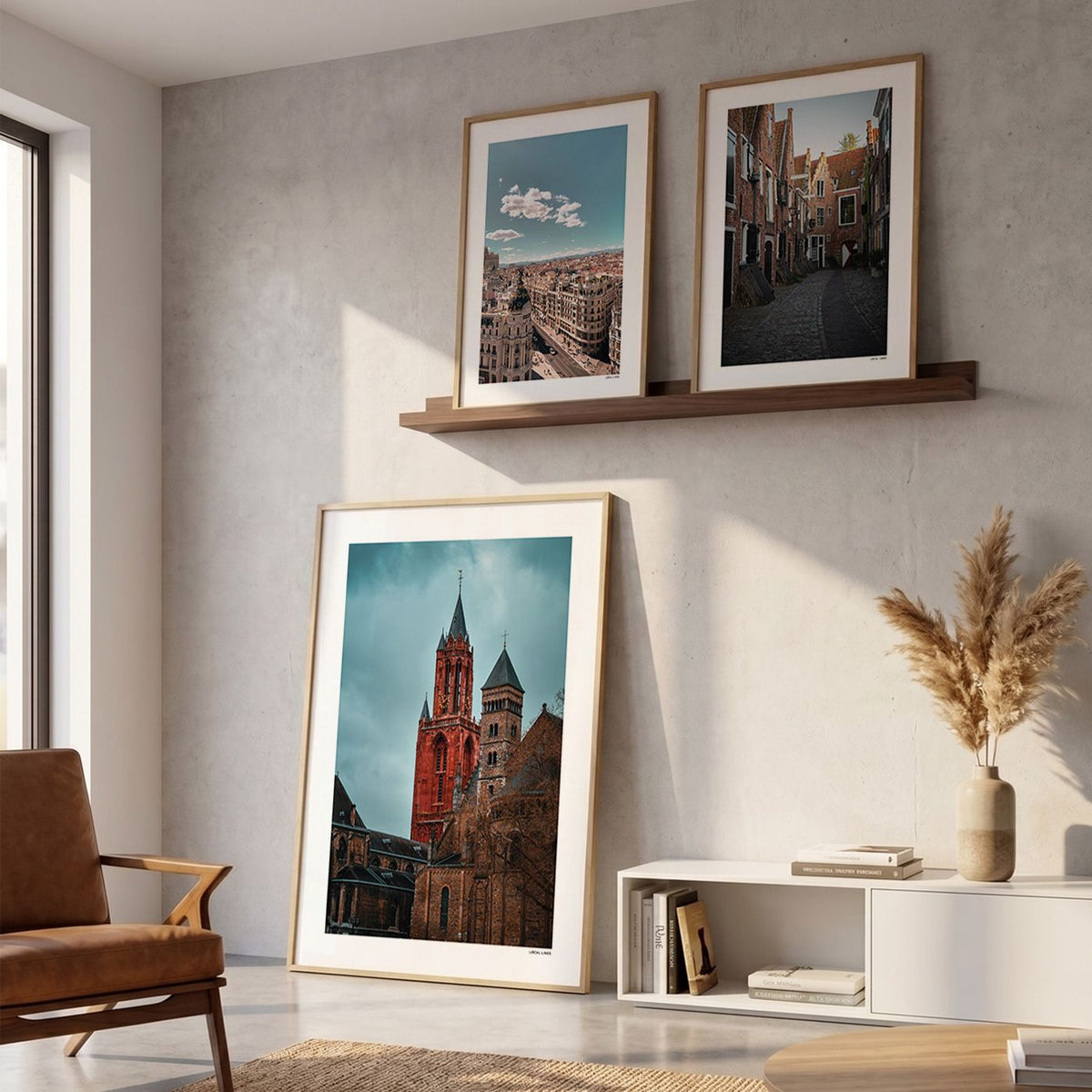 Drie fotoposters in woonkamer interieur - Kleur