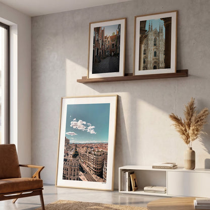 Drie fotoposters in woonkamer interieur - Kleur