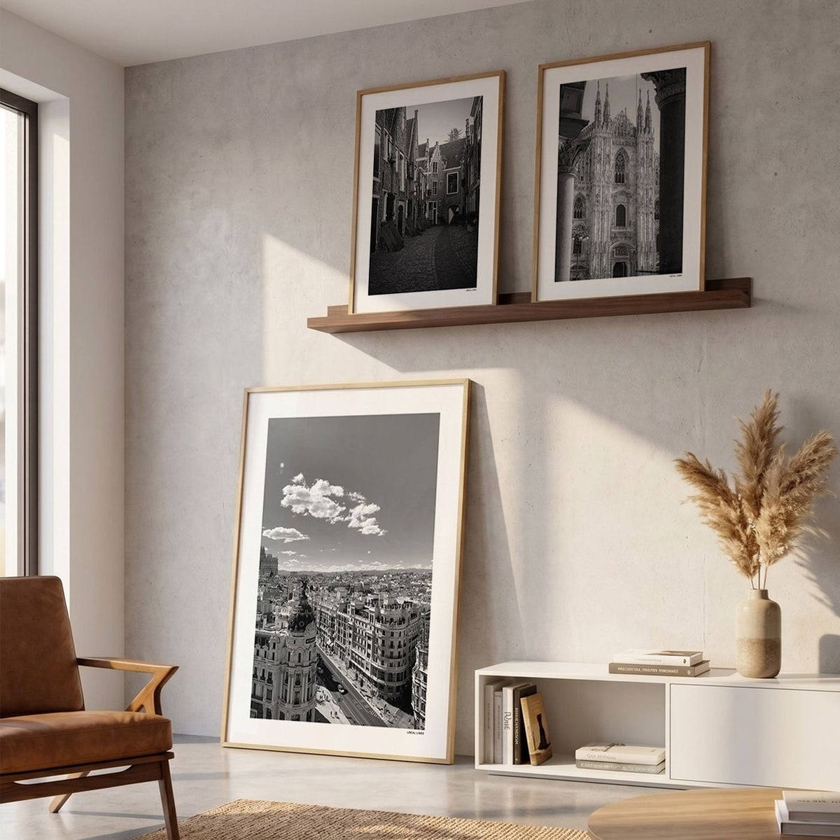 Drie fotoposters in woonkamer interieur - Zwart-Wit