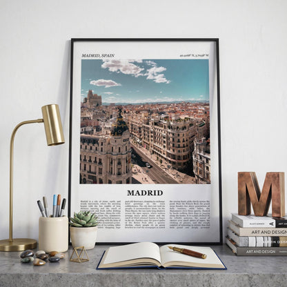Ingelijste Madrid Fotoposter – Kleur op een bureau in zwarte fotolijst