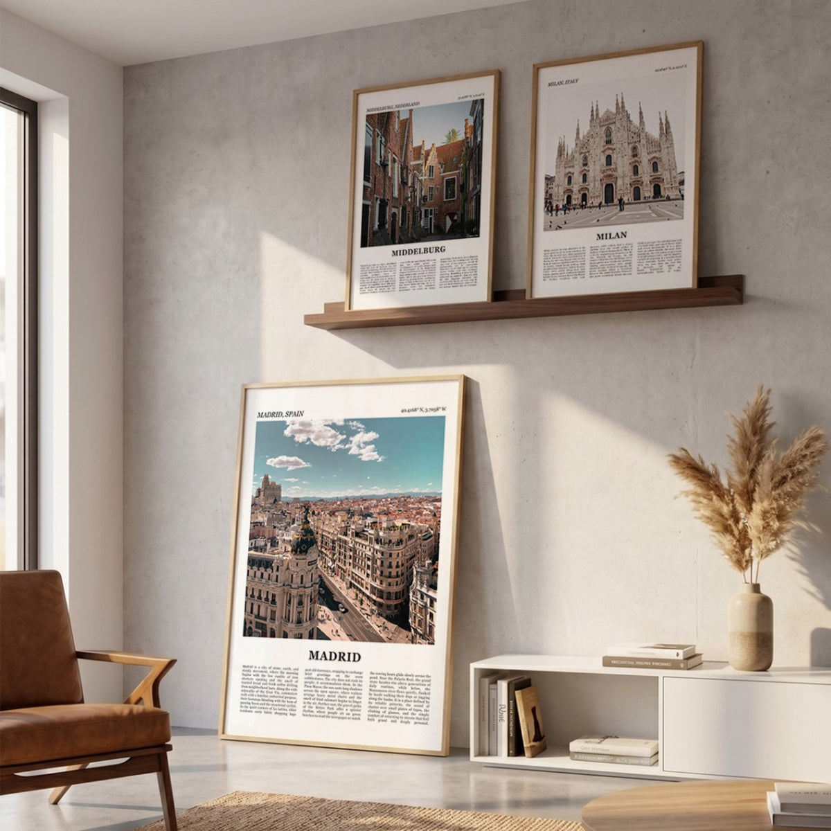 Drie ingelijste posters boven de bank in de woonkamer met Madrid Fotoposter – Kleur in het groot
