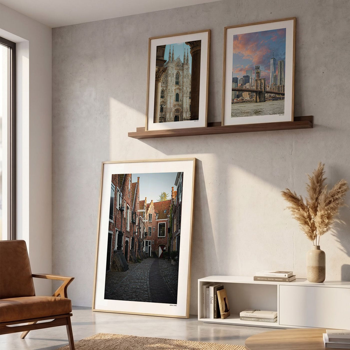 Drie fotoposters in woonkamer interieur - Kleur