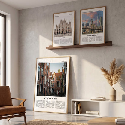 Drie ingelijste posters boven de bank in de woonkamer met Middelburg Fotoposter – Kleur in het groot
