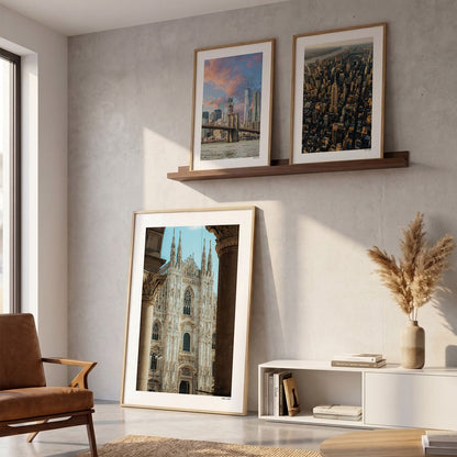 Drie fotoposters in woonkamer interieur - Kleur