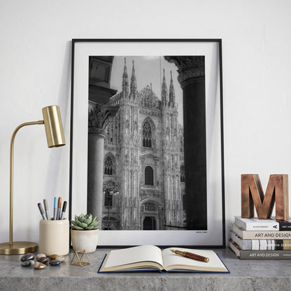 Milaan Klassiek fotoposter op bureau in kamer - Zwart-Wit
