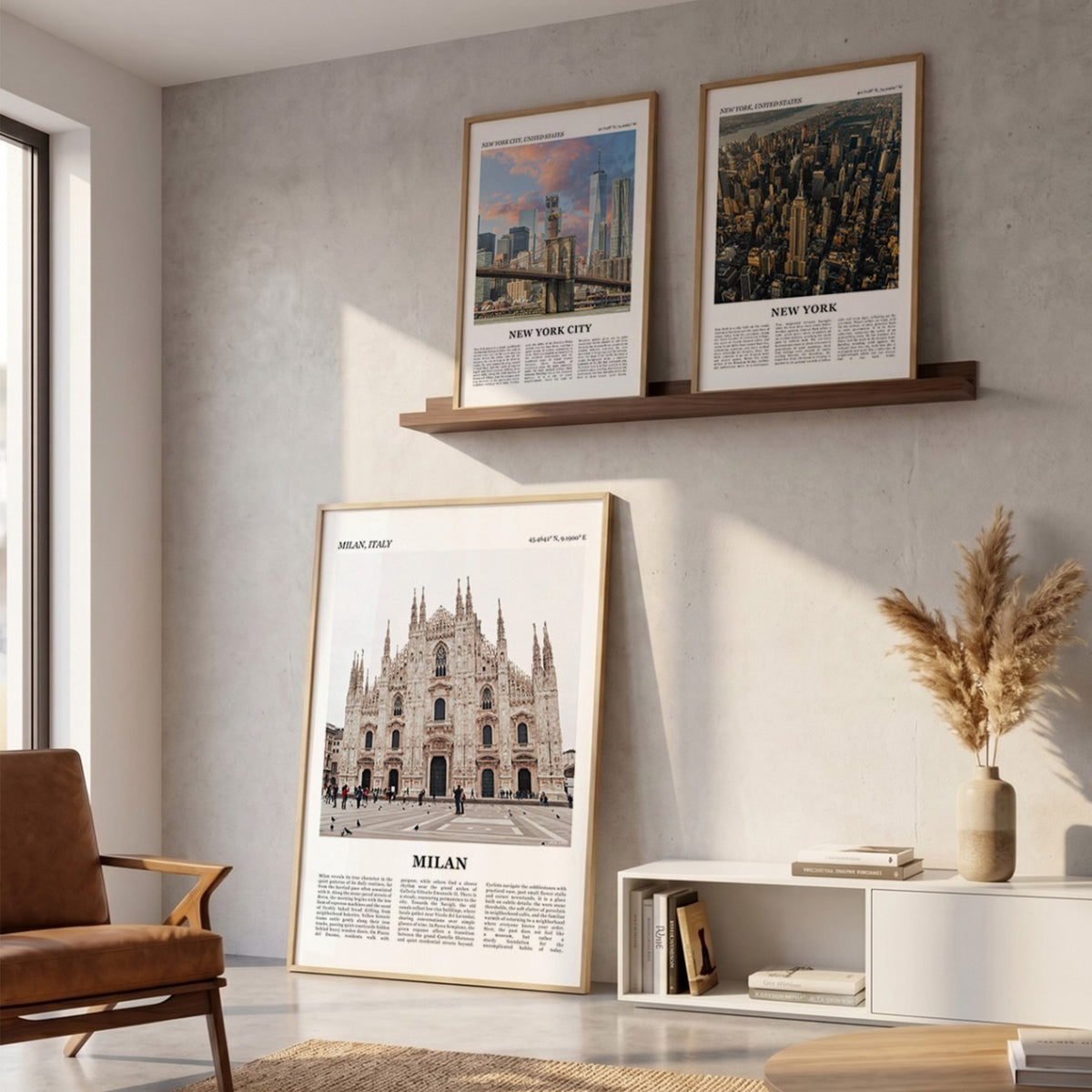 Drie ingelijste posters boven de bank in de woonkamer met Milaan Fotoposter – Kleur in het groot