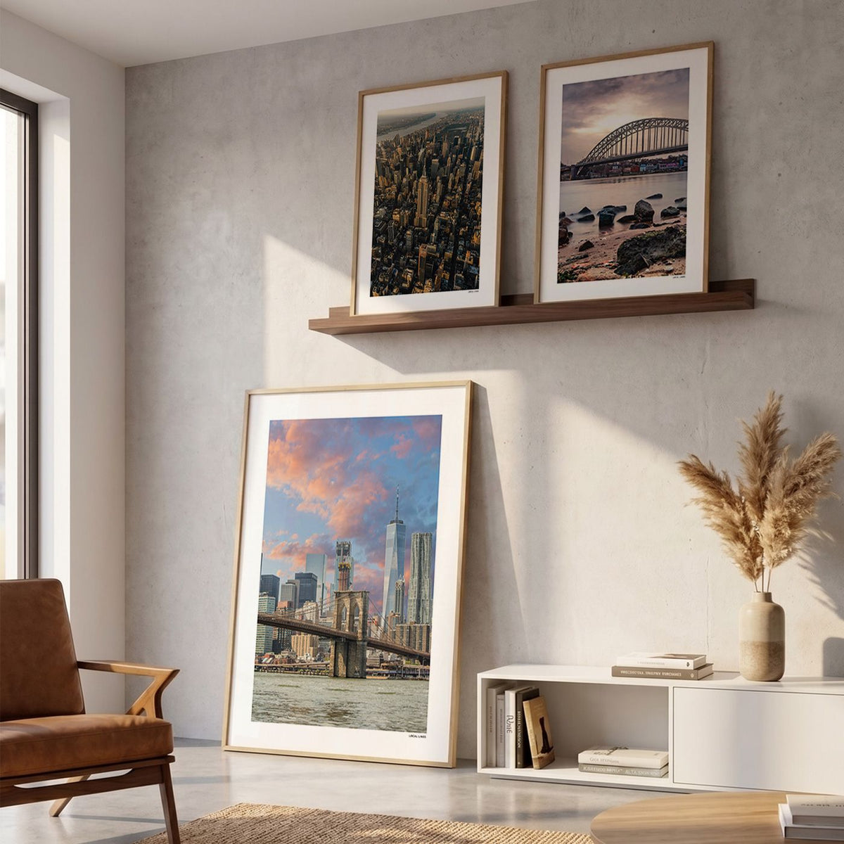 Drie fotoposters in woonkamer interieur - Kleur