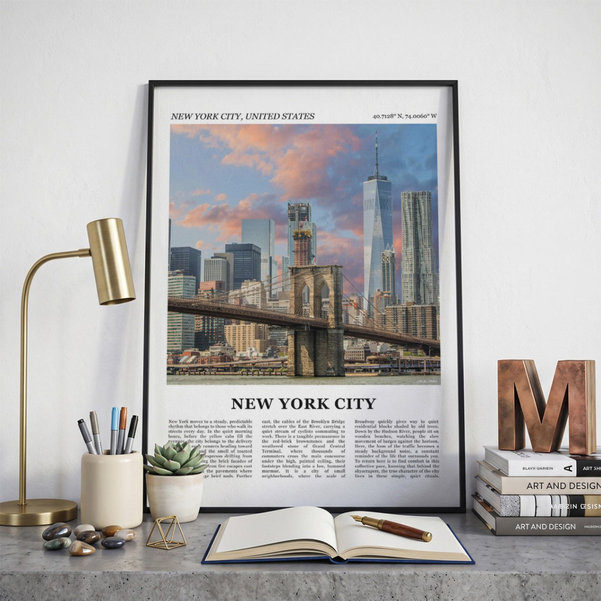 Ingelijste New York Fotoposter Skyline – Kleur op een bureau in zwarte fotolijst