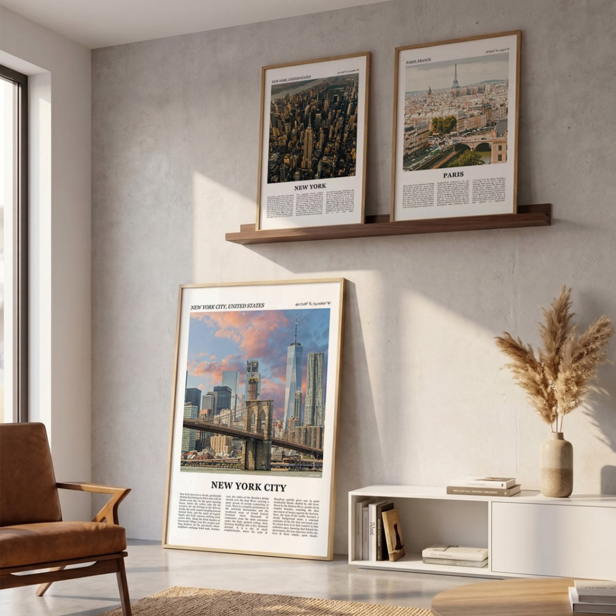 Drie ingelijste posters boven de bank in de woonkamer met New York Fotoposter Skyline – Kleur in het groot