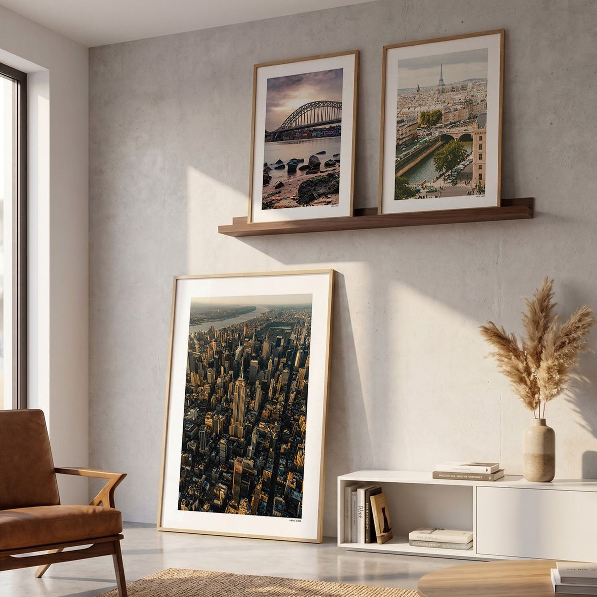 Drie fotoposters in woonkamer interieur - Kleur