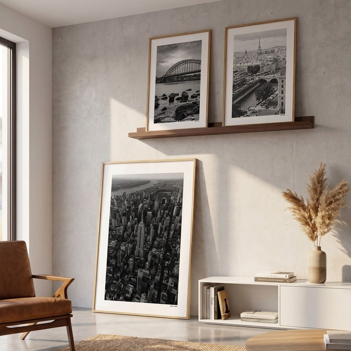 Drie fotoposters in woonkamer interieur - Zwart-Wit