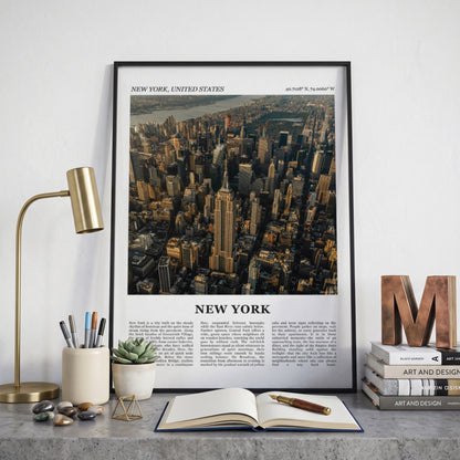 Ingelijste New York Fotoposter Luchtfoto – Kleur op een bureau in zwarte fotolijst