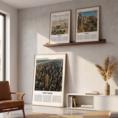Drie ingelijste posters boven de bank in de woonkamer met New York Fotoposter Luchtfoto – Kleur in het groot