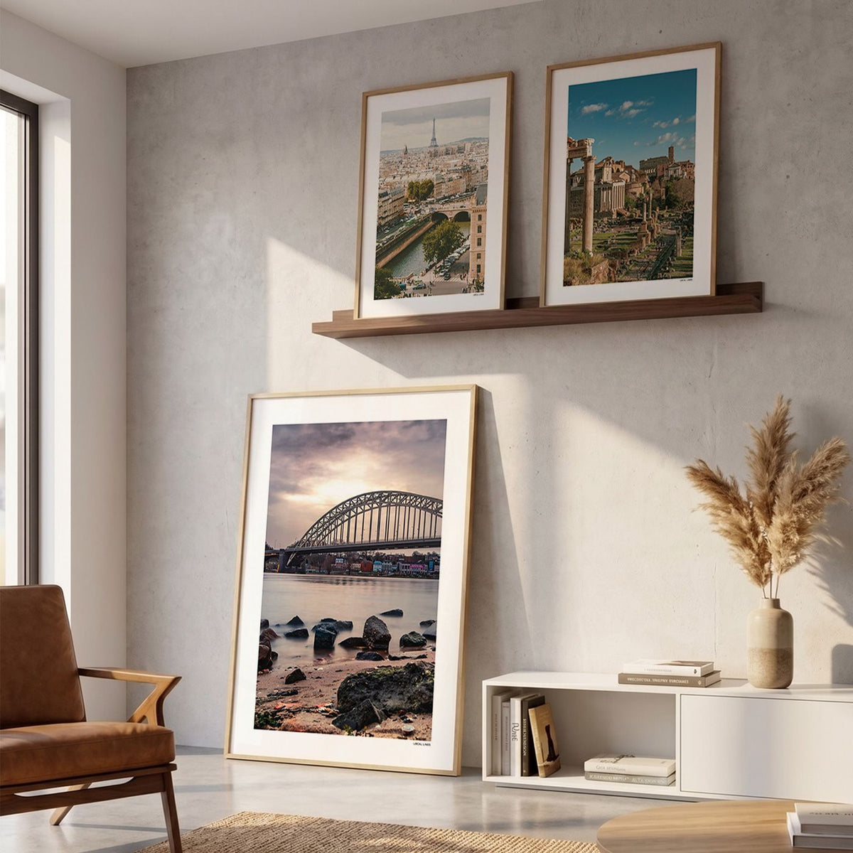 Drie fotoposters in woonkamer interieur - Kleur