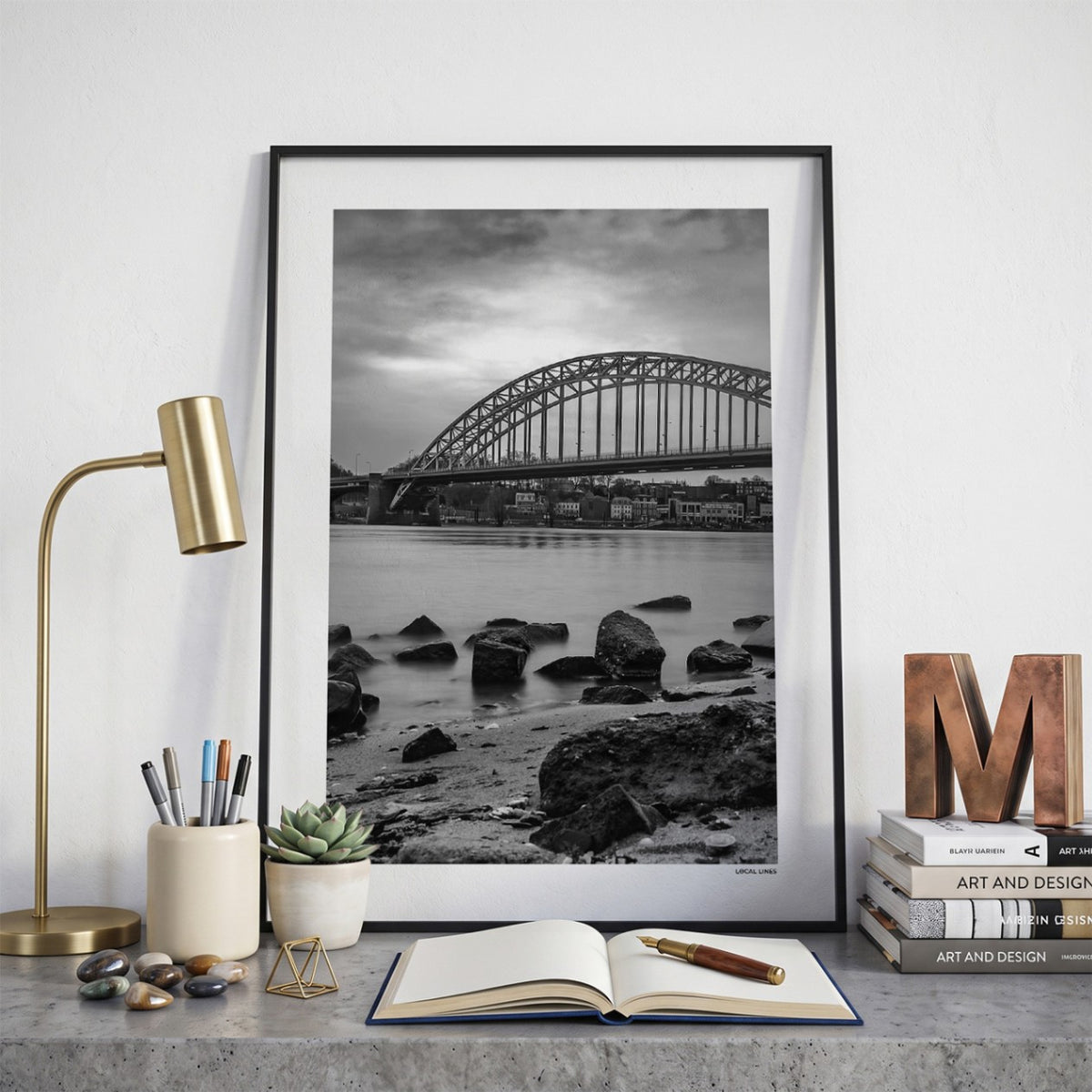 Nijmegen Klassiek fotoposter op bureau in kamer - Zwart-Wit