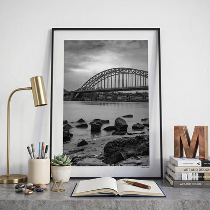 Nijmegen Klassiek fotoposter op bureau in kamer - Zwart-Wit