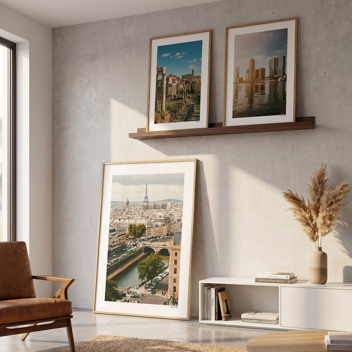 Drie fotoposters in woonkamer interieur - Kleur