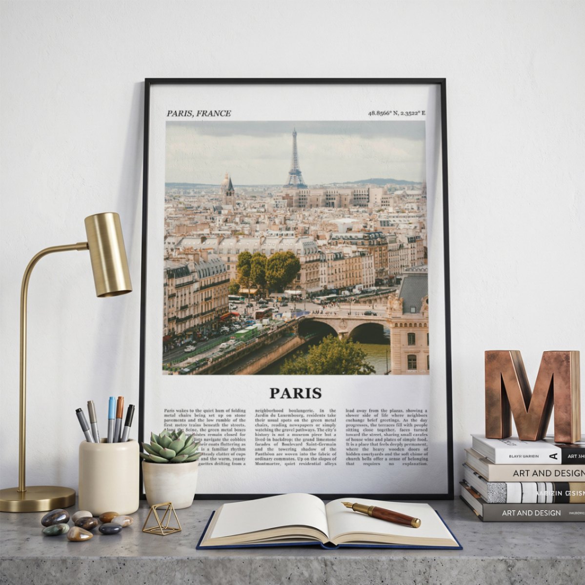 Ingelijste Parijs Fotoposter – Kleur op een bureau in zwarte fotolijst