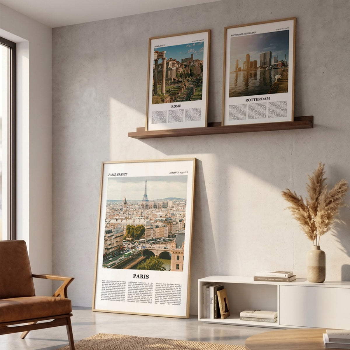 Drie ingelijste posters boven de bank in de woonkamer met Parijs Fotoposter – Kleur in het groot