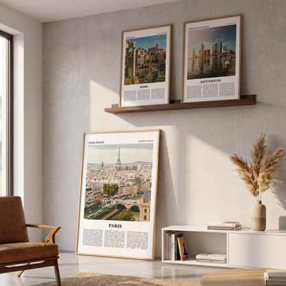 Drie ingelijste posters boven de bank in de woonkamer met Parijs Fotoposter – Kleur in het groot