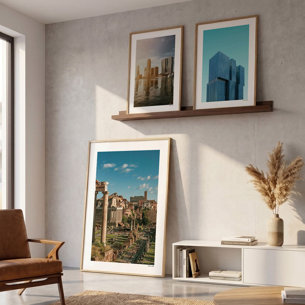 Drie fotoposters in woonkamer interieur - Kleur