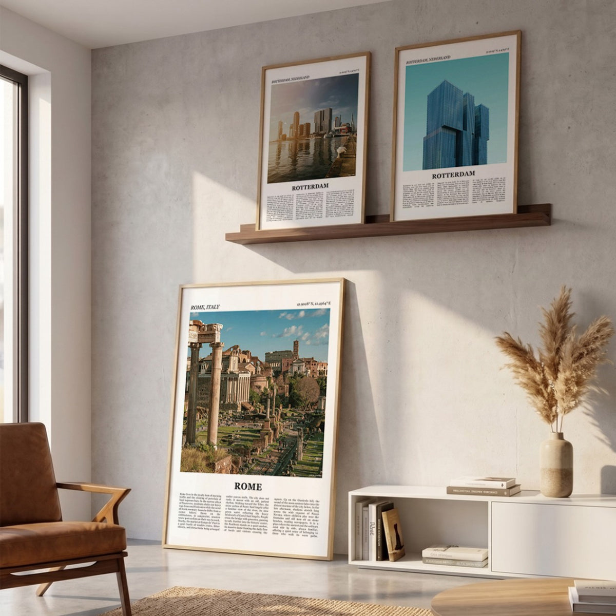 Drie ingelijste posters boven de bank in de woonkamer met Rome Fotoposter – Kleur in het groot
