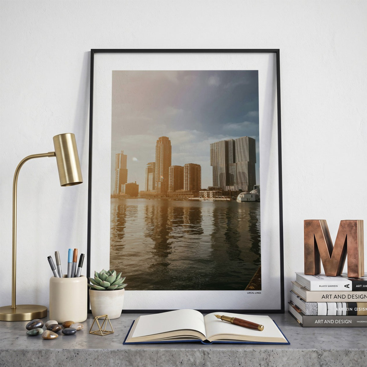 Rotterdam Skyline fotoposter op bureau in kamer - Kleur