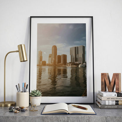 Rotterdam Skyline fotoposter op bureau in kamer - Kleur