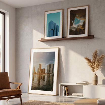 Drie fotoposters in woonkamer interieur - Kleur