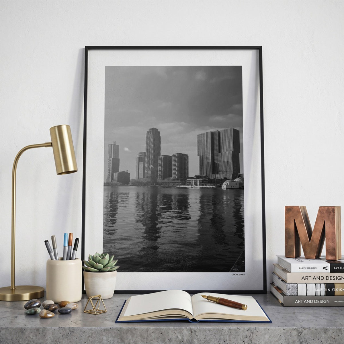 Rotterdam Skyline fotoposter op bureau in kamer - Zwart-Wit