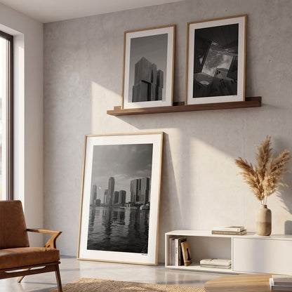 Drie fotoposters in woonkamer interieur - Zwart-Wit