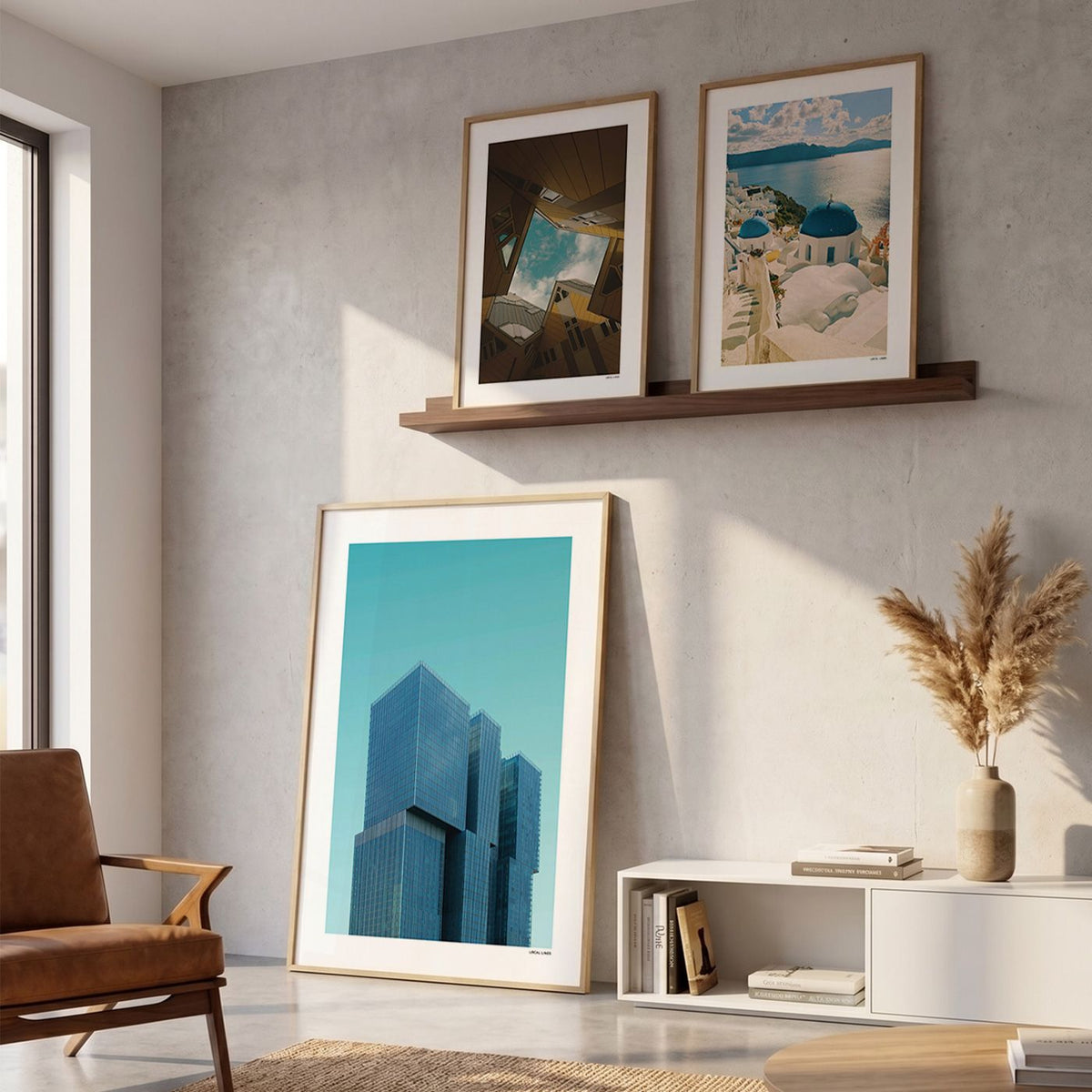 Drie fotoposters in woonkamer interieur - Kleur