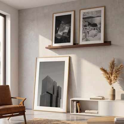 Drie fotoposters in woonkamer interieur - Zwart-Wit