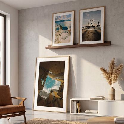 Drie fotoposters in woonkamer interieur - Kleur