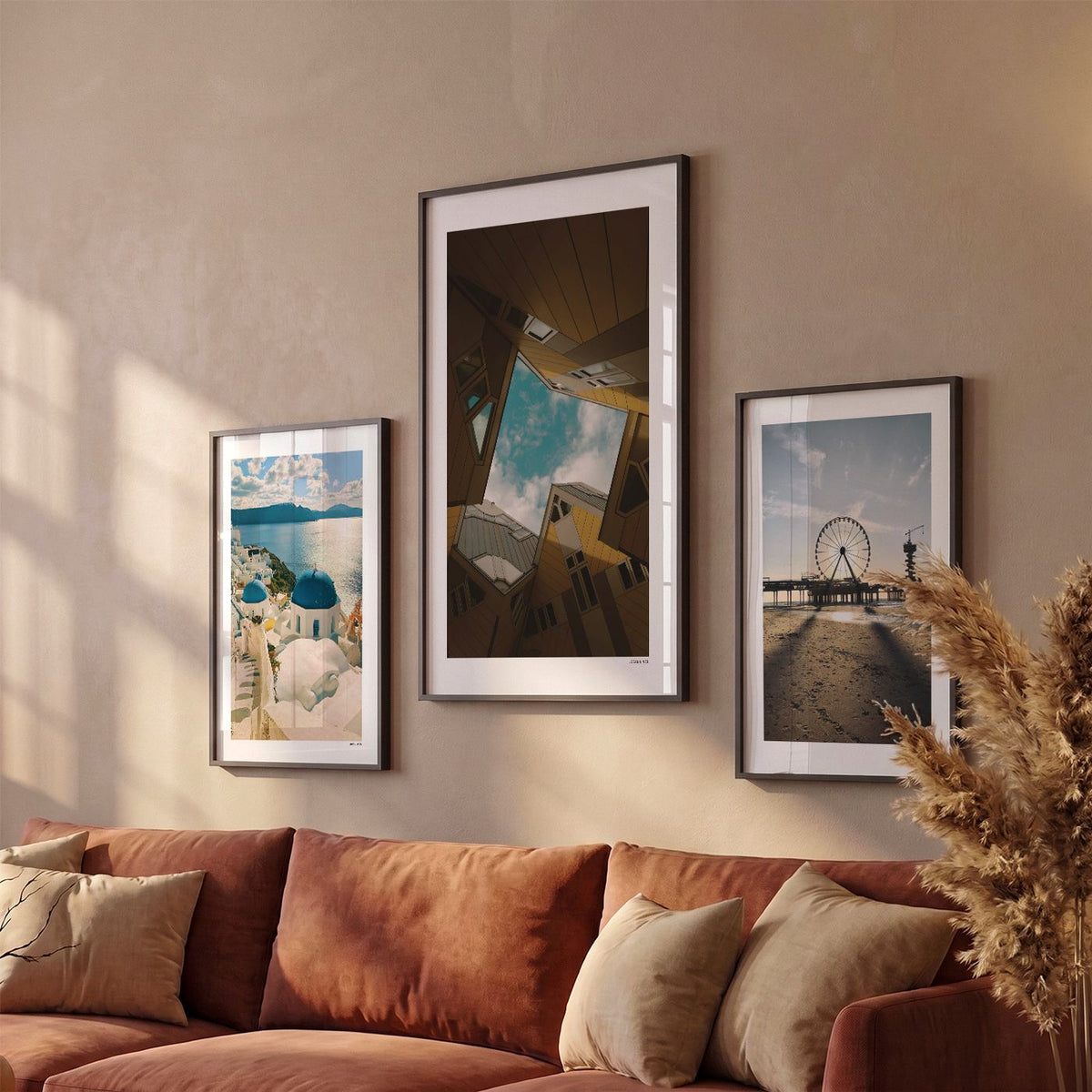 Drie Rotterdam Kubuswoningen fotoposters boven bank wanddecoratie - Kleur