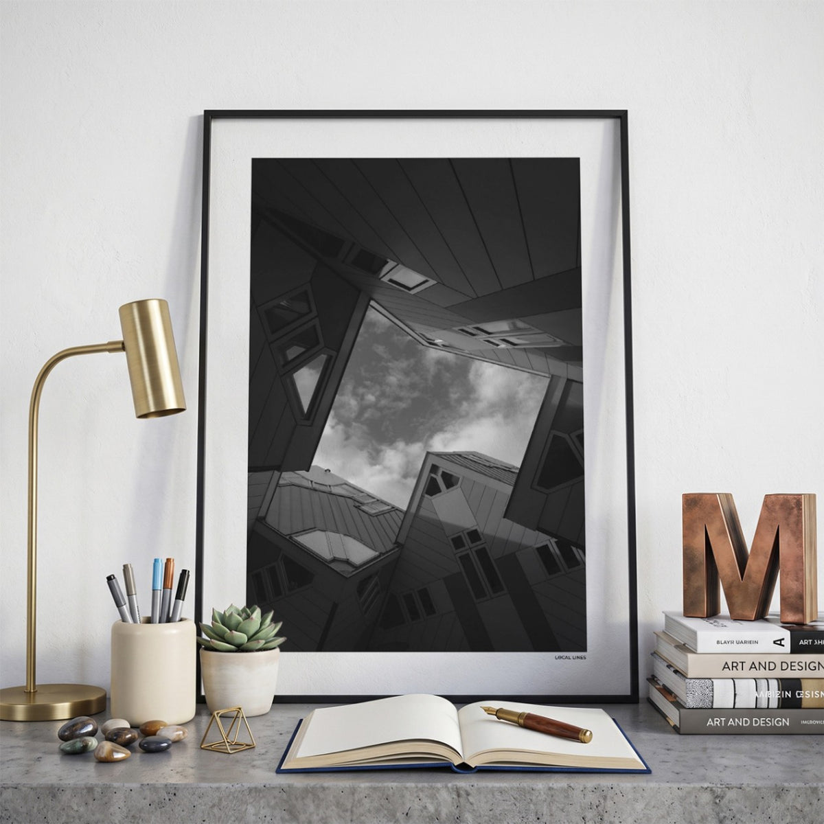 Rotterdam Kubuswoningen fotoposter op bureau in kamer - Zwart-Wit
