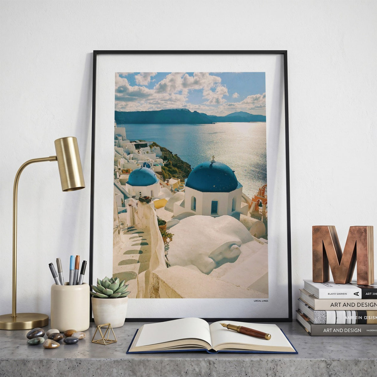 Santorini Klassiek fotoposter op bureau in kamer - Kleur