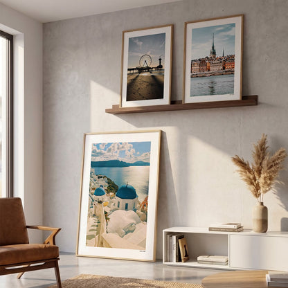 Drie fotoposters in woonkamer interieur - Kleur