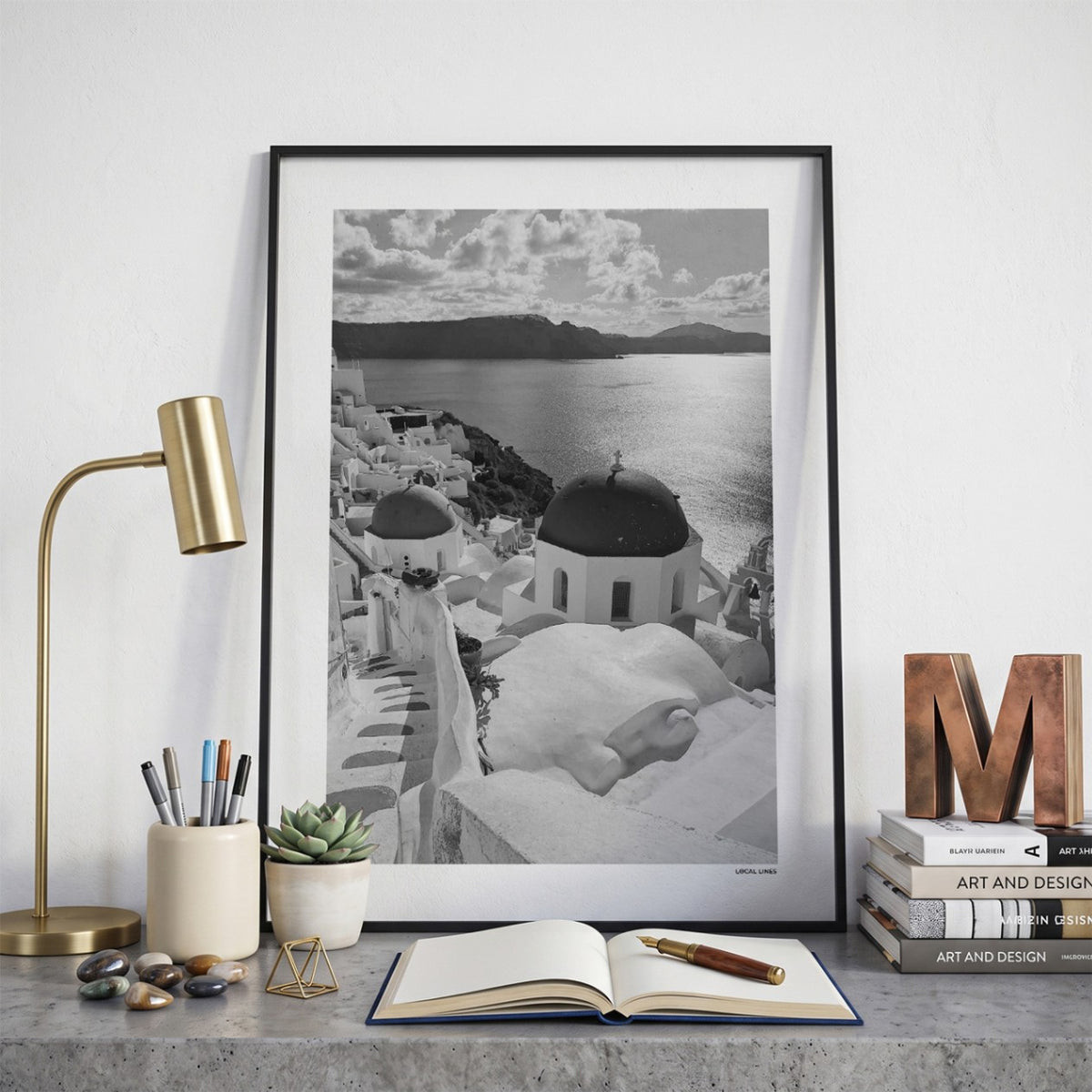 Santorini Klassiek fotoposter op bureau in kamer - Zwart-Wit