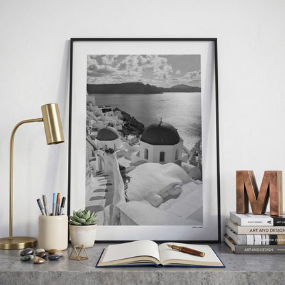 Santorini Klassiek fotoposter op bureau in kamer - Zwart-Wit