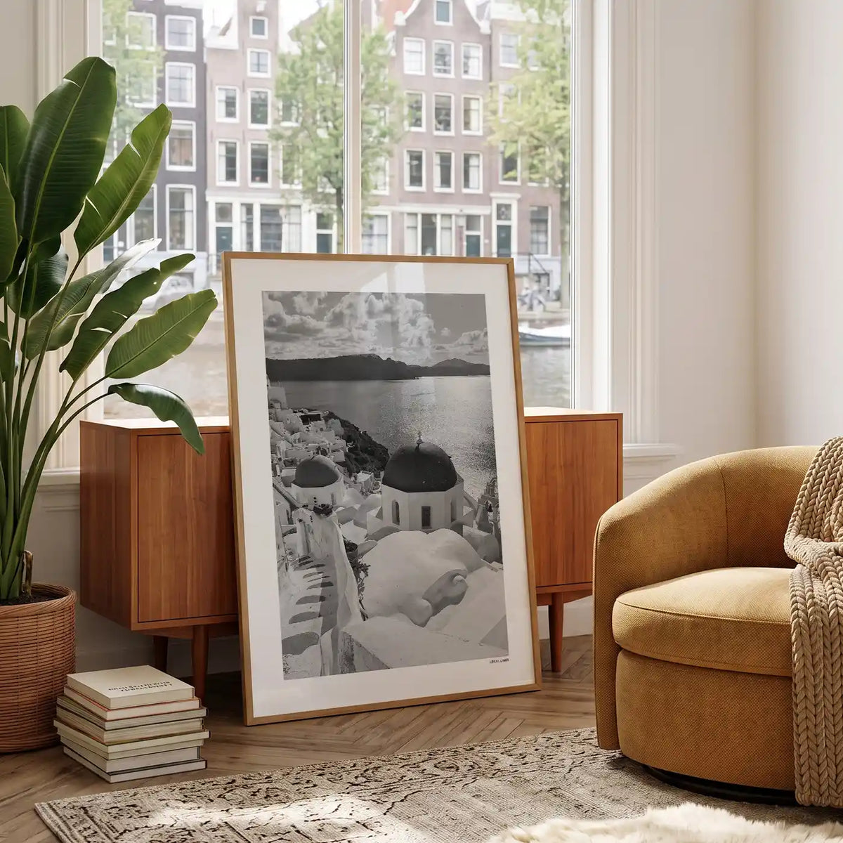 Santorini Klassiek fotoposter in woonkamer interieur - Zwart-Wit