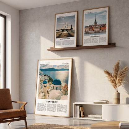 Drie ingelijste posters boven de bank in de woonkamer met Santorini Fotoposter – Kleur in het groot