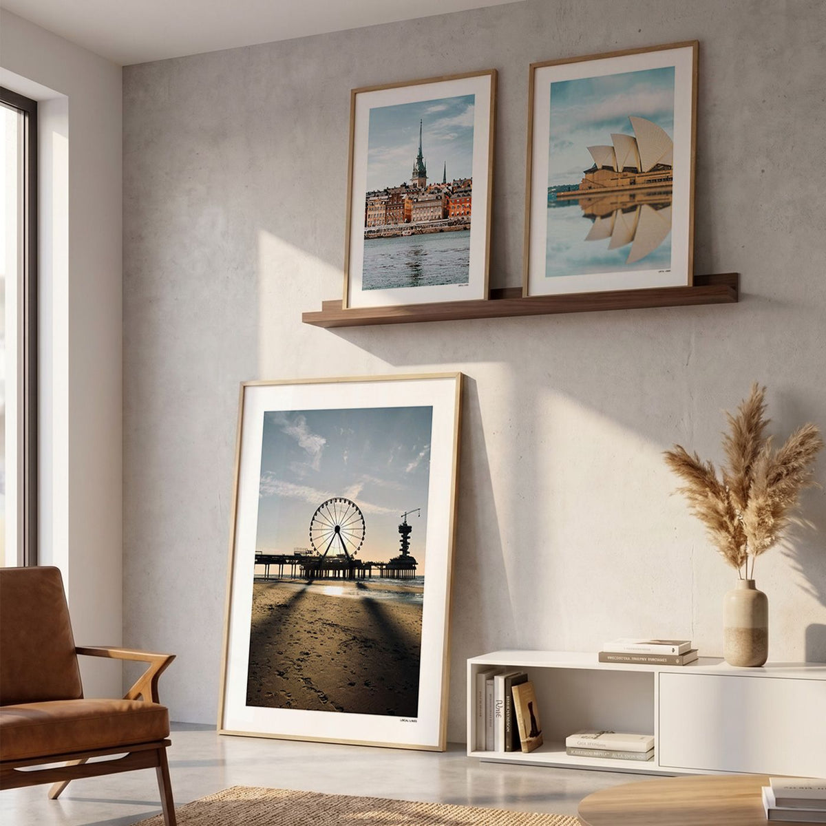 Drie fotoposters in woonkamer interieur - Kleur