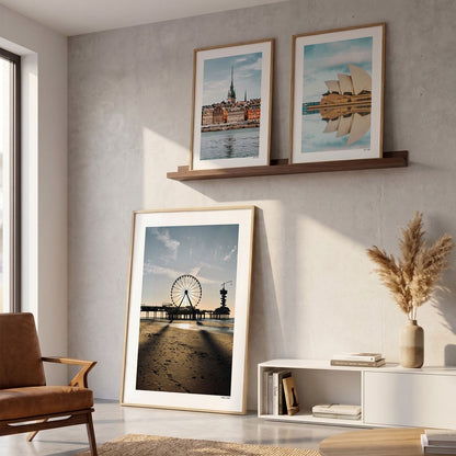 Drie fotoposters in woonkamer interieur - Kleur