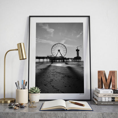 Scheveningen Klassiek fotoposter op bureau in kamer - Zwart-Wit
