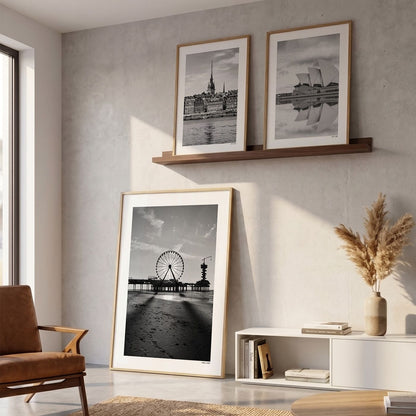 Drie fotoposters in woonkamer interieur - Zwart-Wit